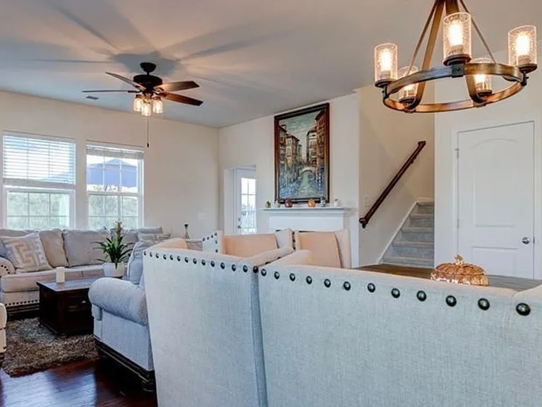 4107 Hickory View Dr — Photo 2