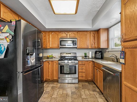 4th image of 852 School Ln