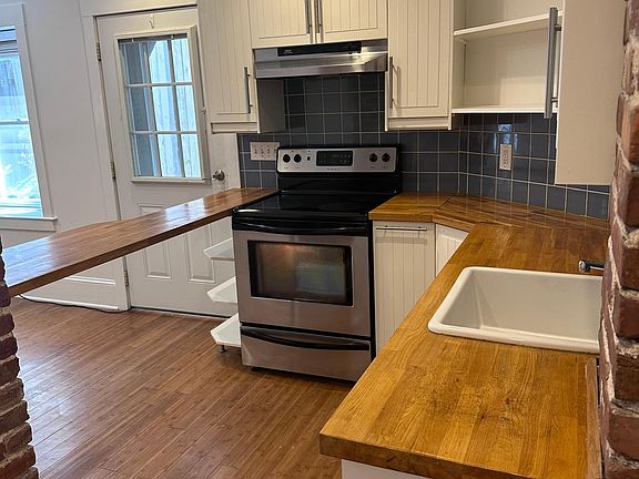 Kitchen/Entrance