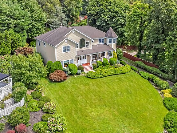 4th image of 230 Woodbine Avenue