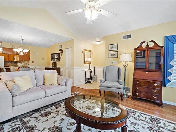 3rd image of 1415 Greenbriar Ct