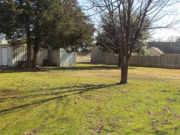5th image of 808 NE 8th St