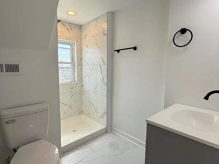 2125 1/2 Oakland Rd — Photo 14