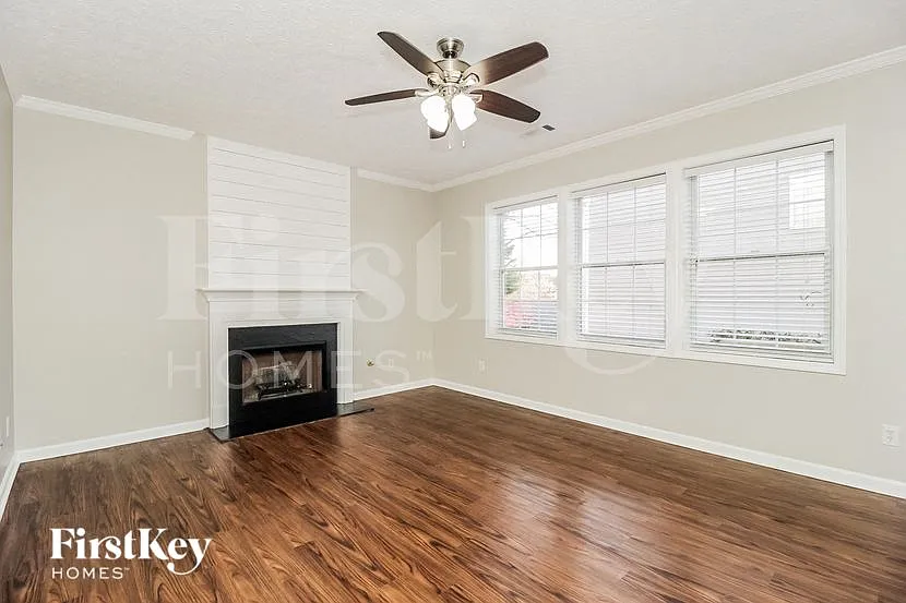 4 bed, 2.5 bath, 1732 sqft, $2,295 — Photo 3