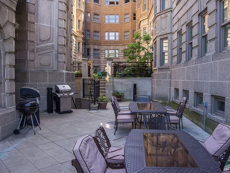 Park Lane Villa Courtyard with Grilling