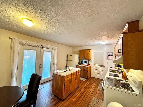 4th image of 108 Dogwood St