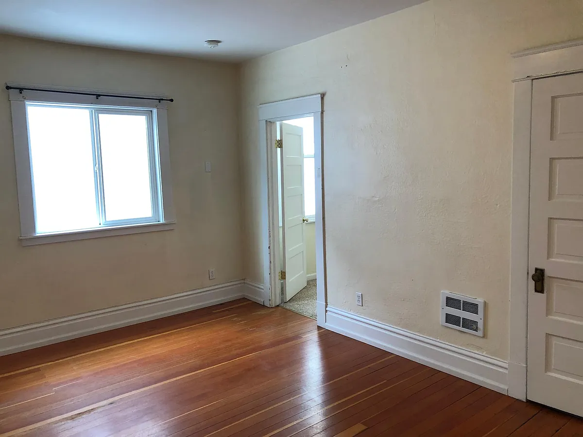 Building Photo - 112 1/2 E Spring St #F