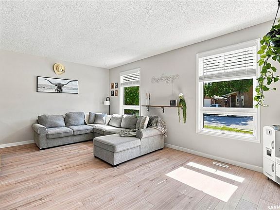 2nd image of 94 Dale CRESCENT