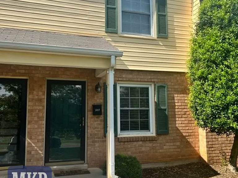 1817 Bluemont Ave SW — Photo 1