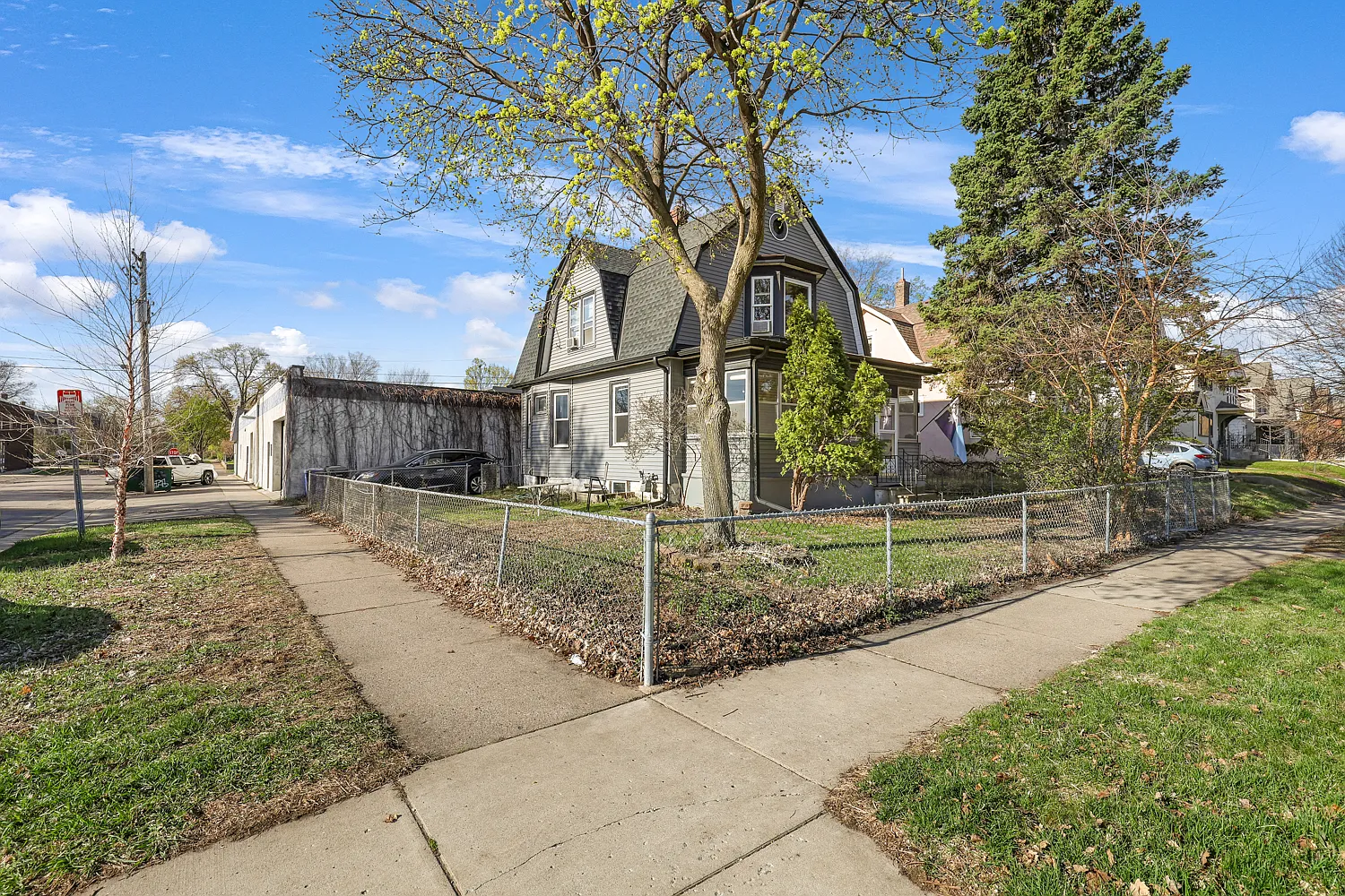 5 bed, 1760 sqft, $2,600 — Photo 2