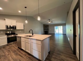 909 Prairie View Dr, West Branch, IA 52358
