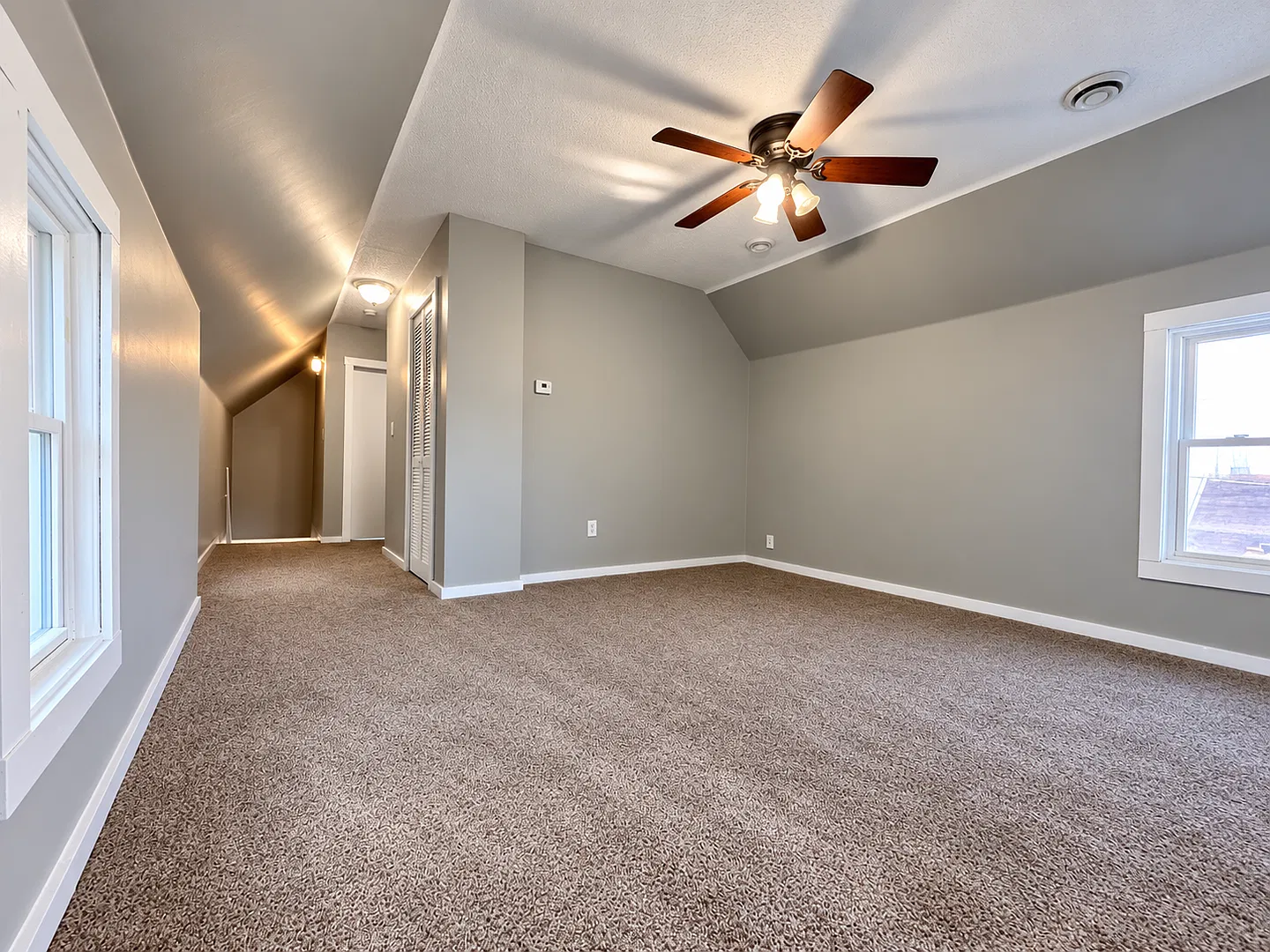 587 Charles Ave — Photo 3