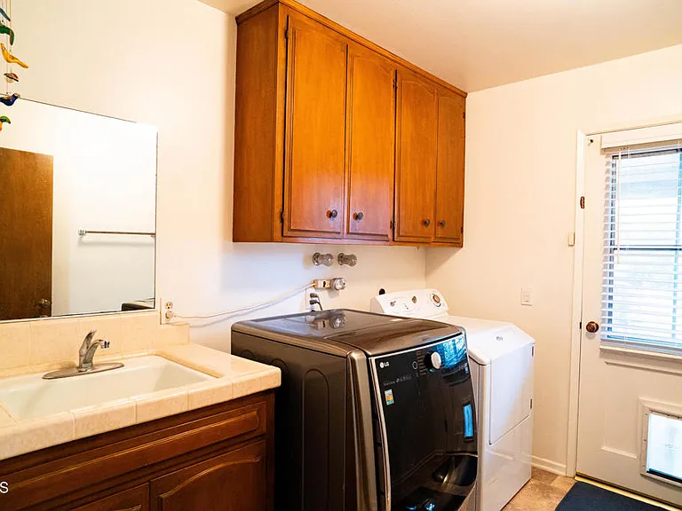 10872 Kings Rd — Photo 16