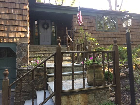 3rd image of 48 Brook Farm Ln