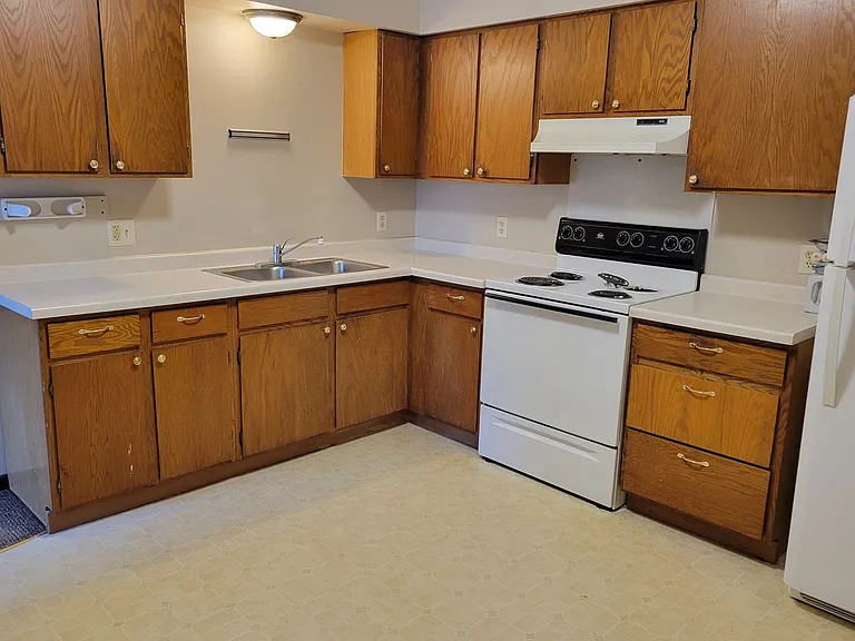 235 W Johnson St — Photo 7
