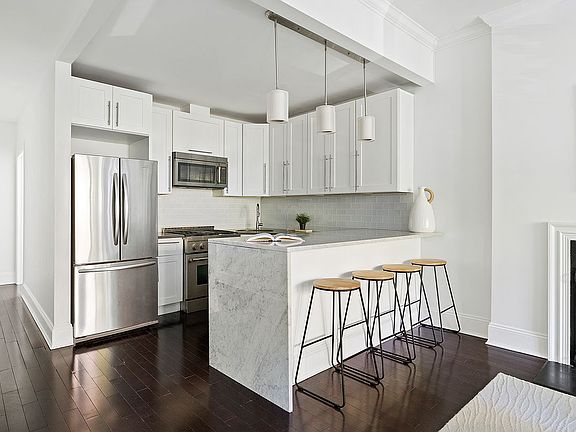 4th image of 252 Gates Ave APT 2