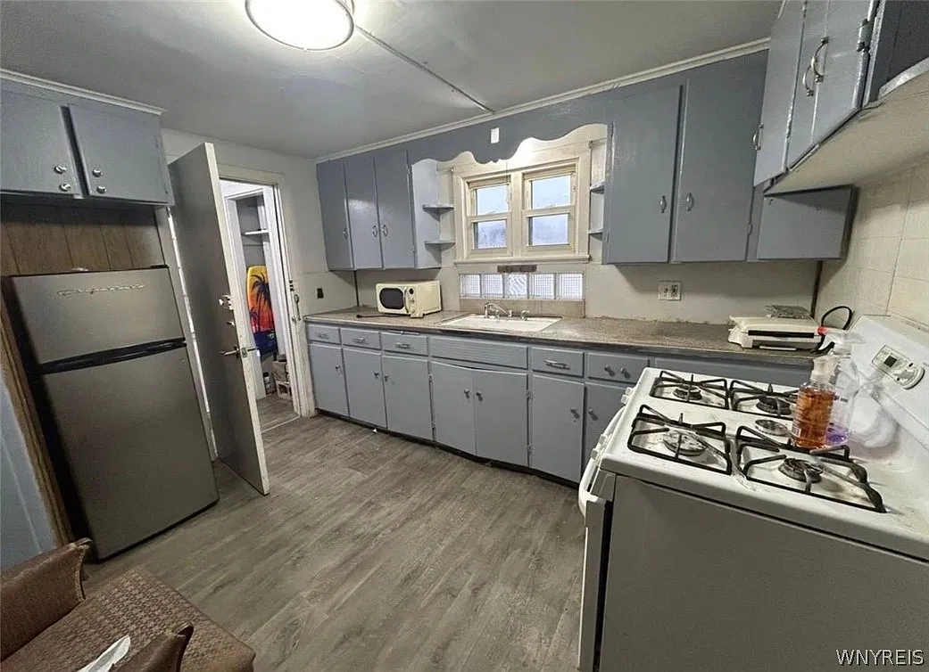 3 bed, 1.0 bath, 2748 sqft, $1,800 — Photo 3