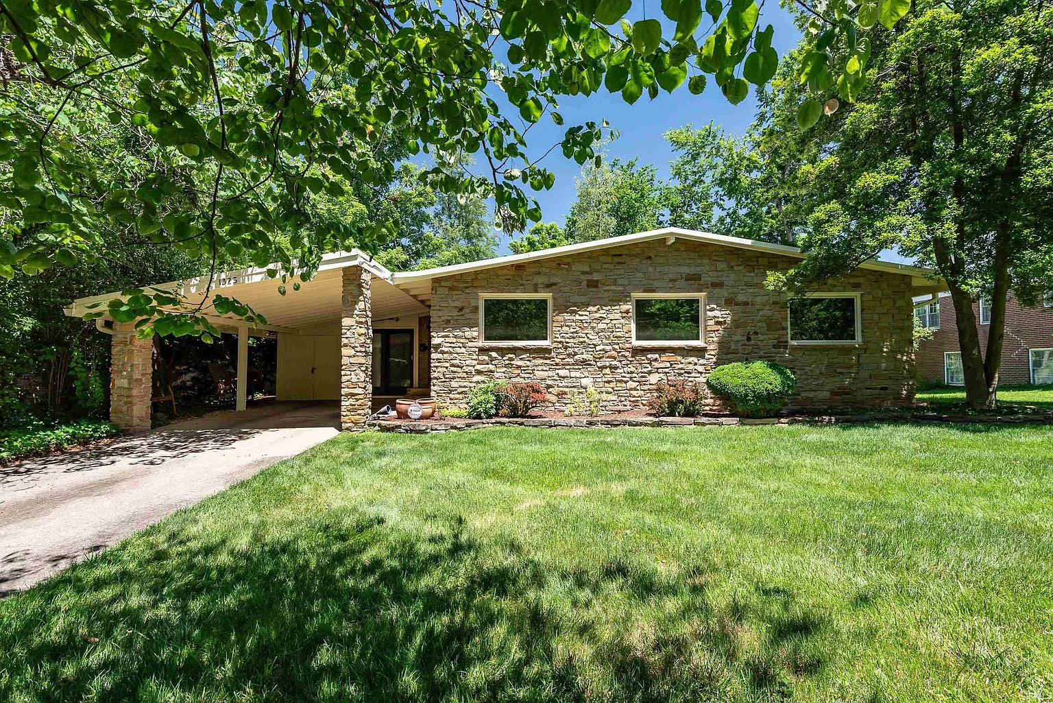 1325 E Davis St photo 1