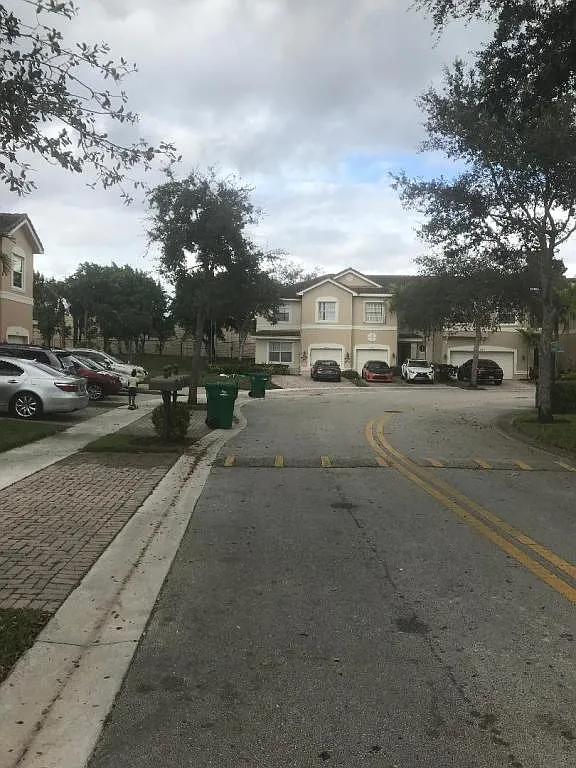 4240 sw 125 — Photo 3
