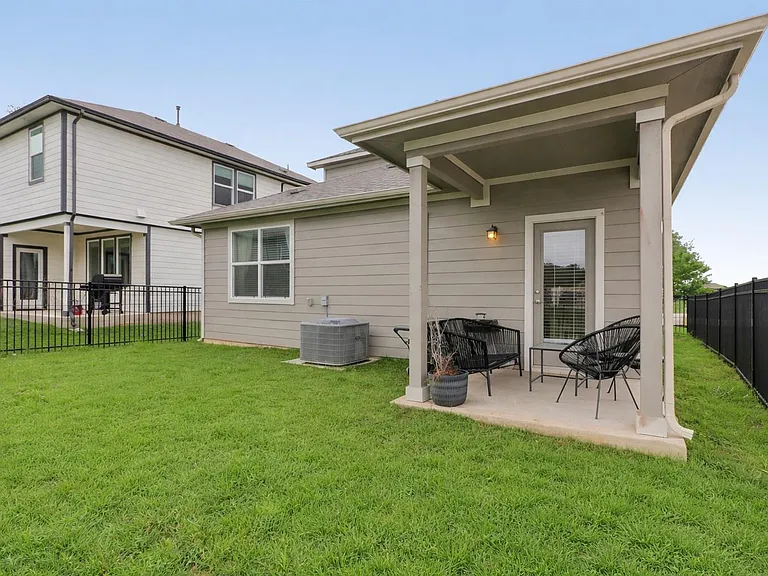 220 Merrick Rd — Photo 16