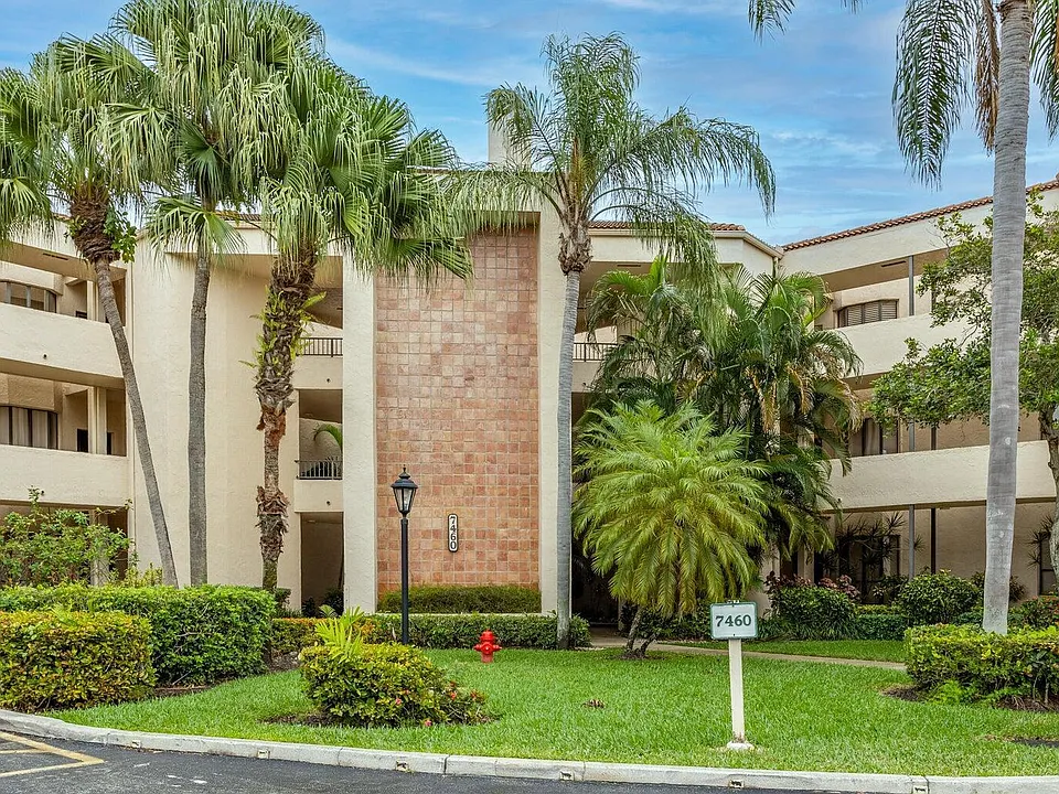 7460 La Paz Blvd #208