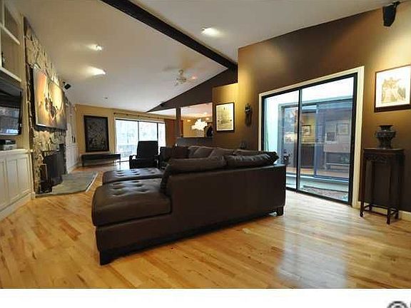 3rd image of 825 Stratfordshire Dr