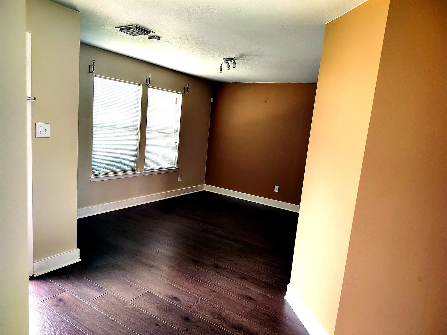 3 bed, 2.5 bath, 1620 sqft, $1,900 — Photo 3