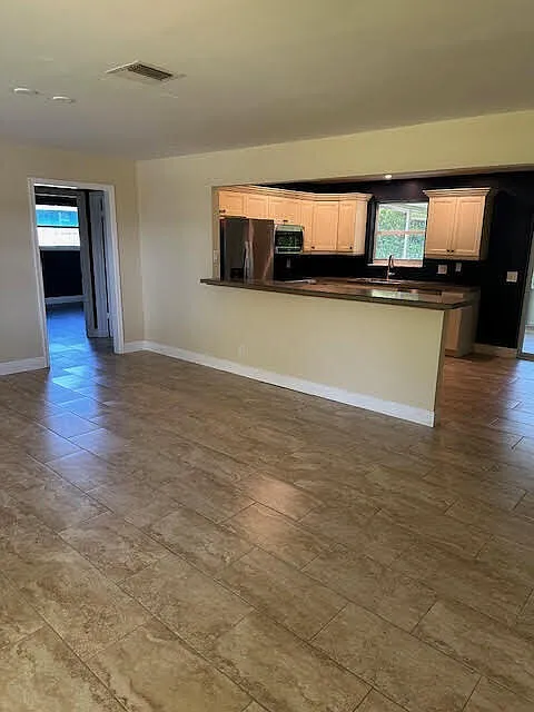 3 bed, 2.0 bath, 1422 sqft, $3,600 — Photo 3