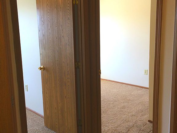 4th image of 990 Plumway Ln