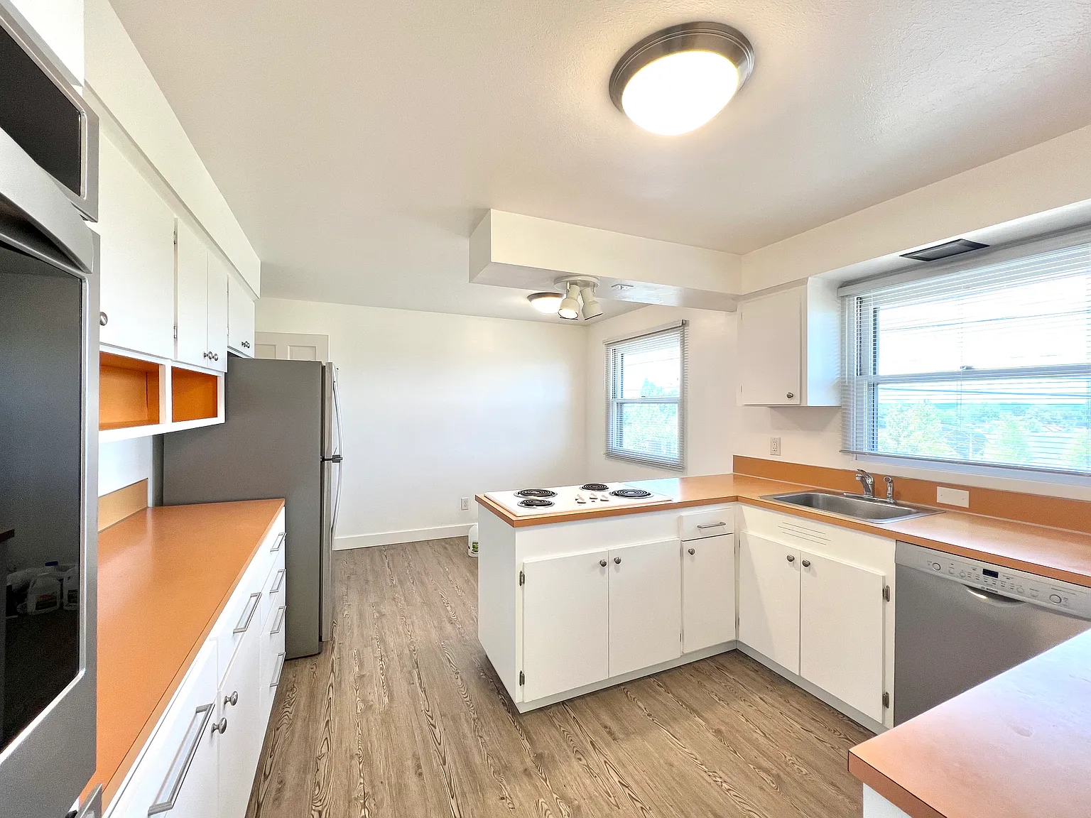 3 bed, 1400 sqft, $2,250 — Photo 2