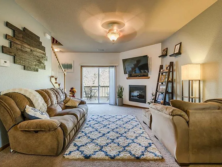 626 Oakbrook Pl — Photo 2