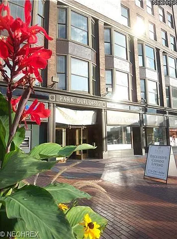 2 bedroom condo Downtown Cleveland — Photo 3