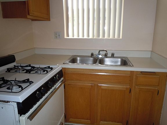 4th image of 18541 Dearborn St