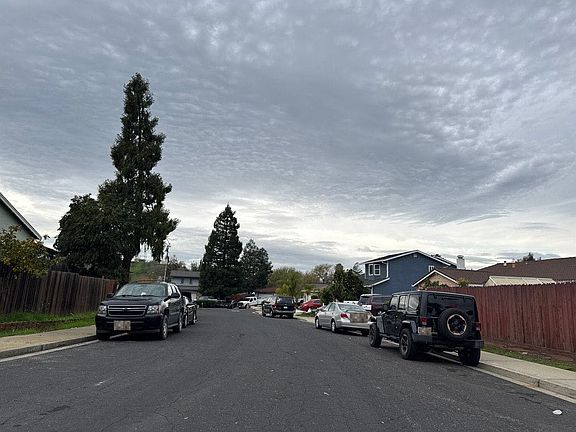 4th image of 916 Gloucester Ct