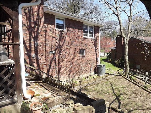 2nd image of 1126 Oakridge Dr