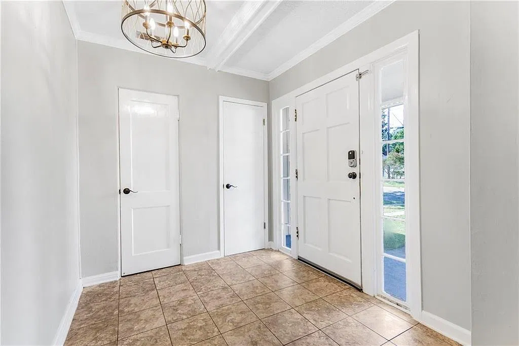 4 bed, 2.0 bath, 2251 sqft, $2,000 — Photo 2