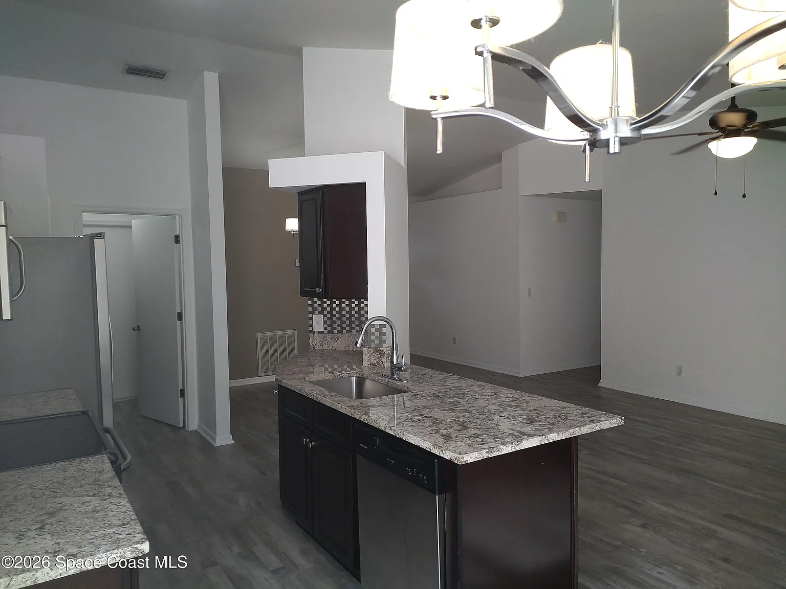 3 bed, 2.0 bath, 1360 sqft, $2,050 — Photo 4