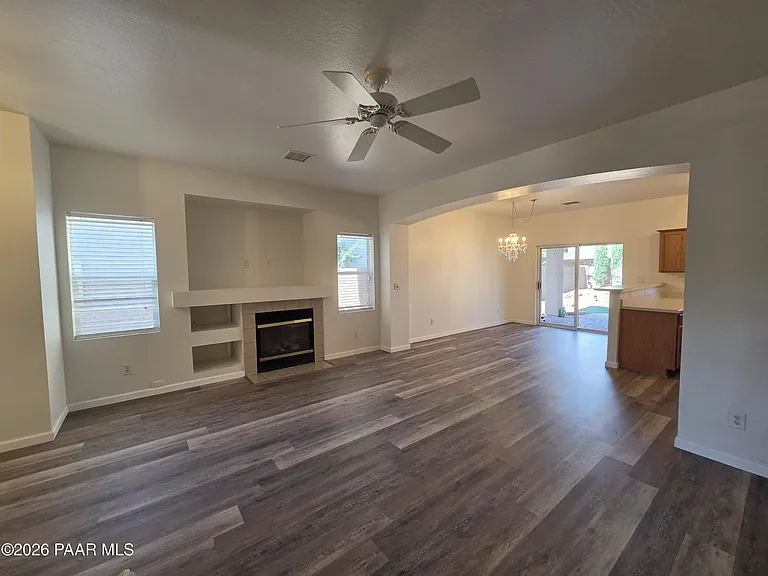 556 N Robles St — Photo 5