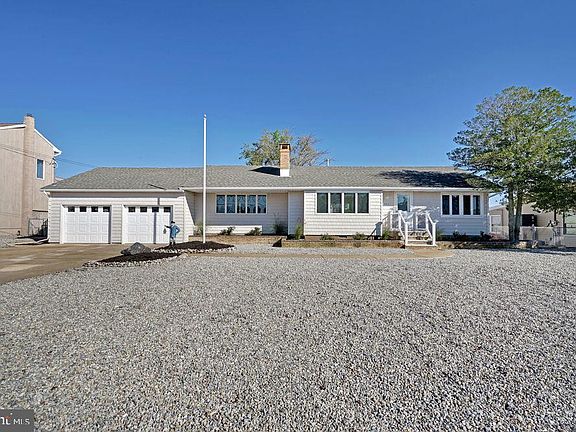 4th image of 1012 Laurel Blvd