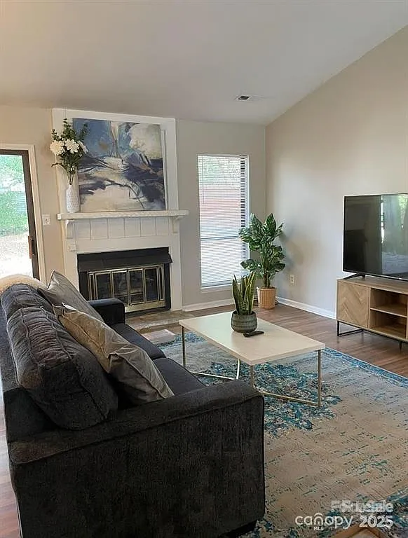 2 bed, 1288 sqft, $2,200 — Photo 2