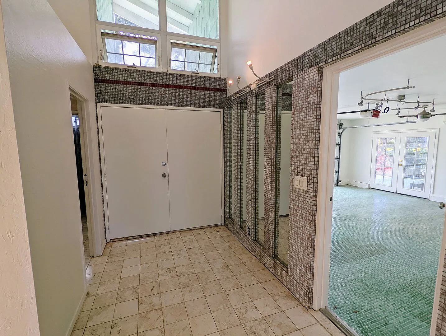 Kalama valley single level 4 bedroom home with cathedral ceilings and pool — Photo 4