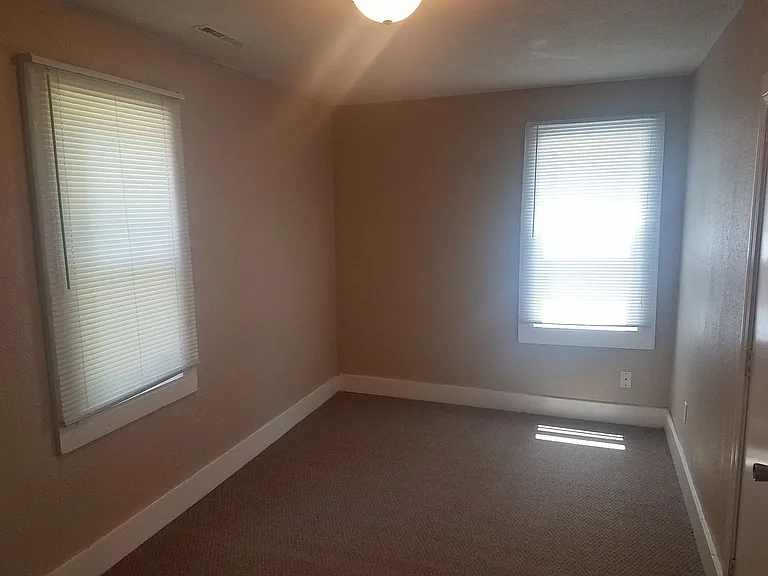 916 N Hill St — Photo 11