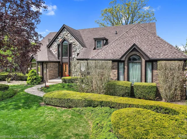 1032 Elmsmere Dr, Northville, MI 48167