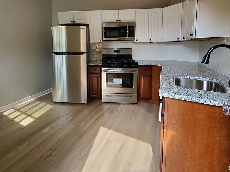 2064 W Hutchinson St #3 — Photo 17