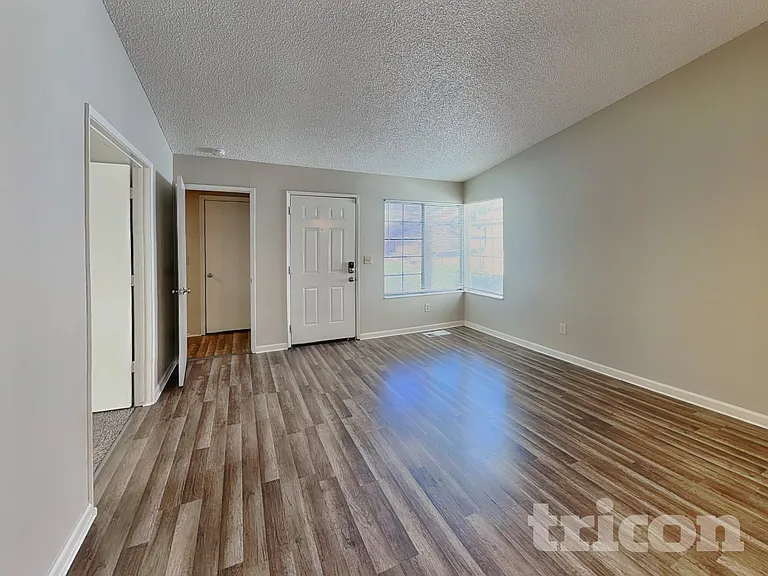 2020 Burnside Dr — Photo 3