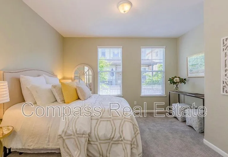 2258 Golden Crest Cmns — Photo 8
