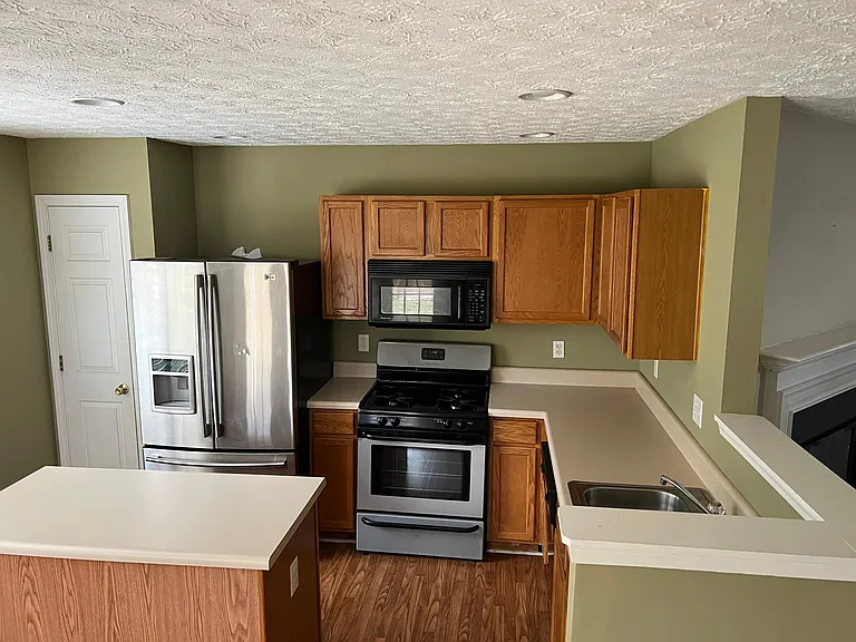 210 Oak Grove Ln — Photo 3