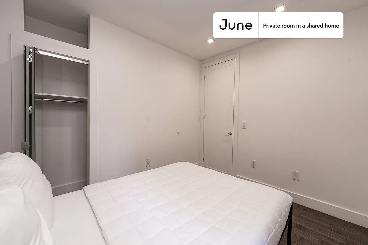 Queen bedroom in 4 bed/2 bath home in West Harlem #1788 C — Photo 3
