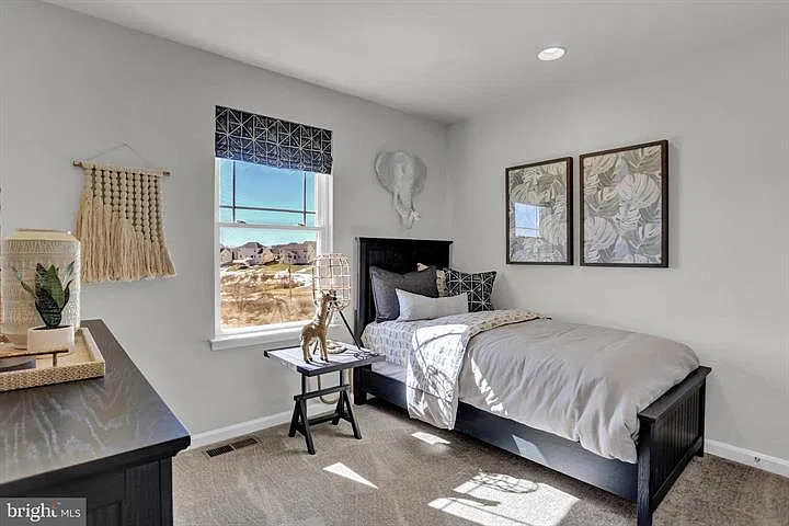 3 bed, 1900 sqft, $1,999 — Photo 2