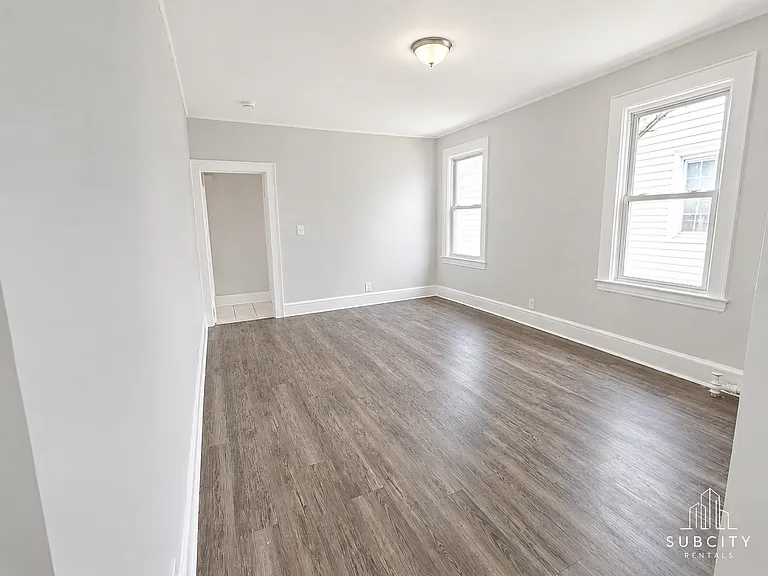 381 Leslie St #2C — Photo 1